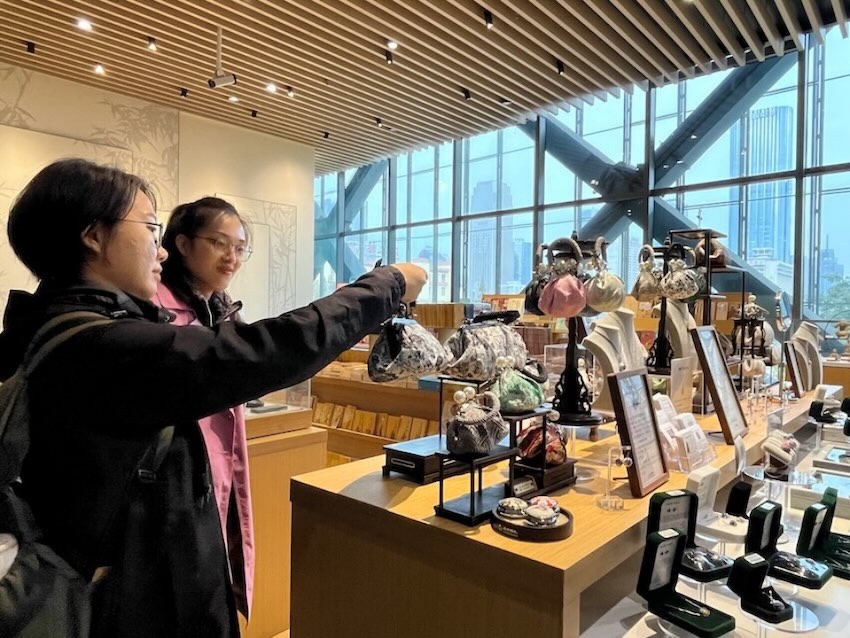 成都博物馆，观众在蜀锦文创展台挑选心仪的产品。人民网记者 郭莹摄